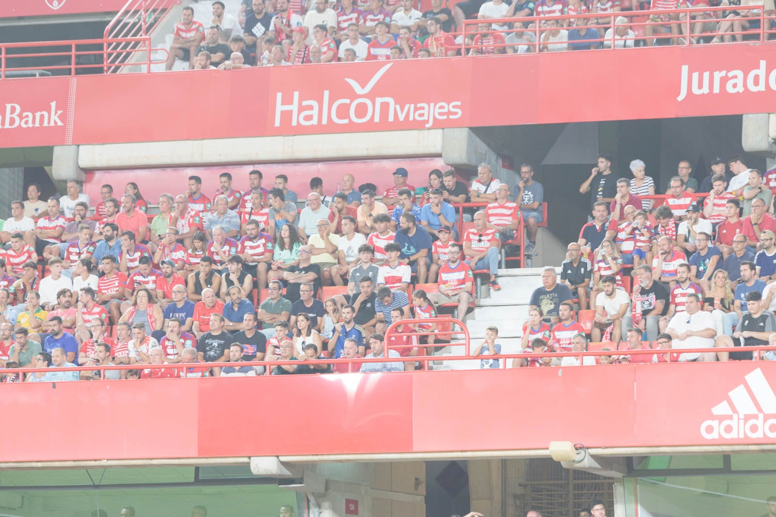 Encuéntrate en la grada durante el Granada-Rayo