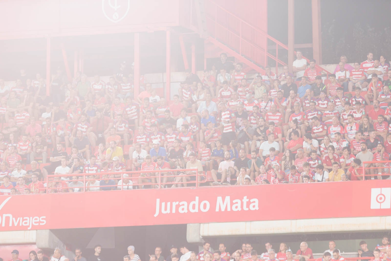 Encuéntrate en la grada durante el Granada-Rayo