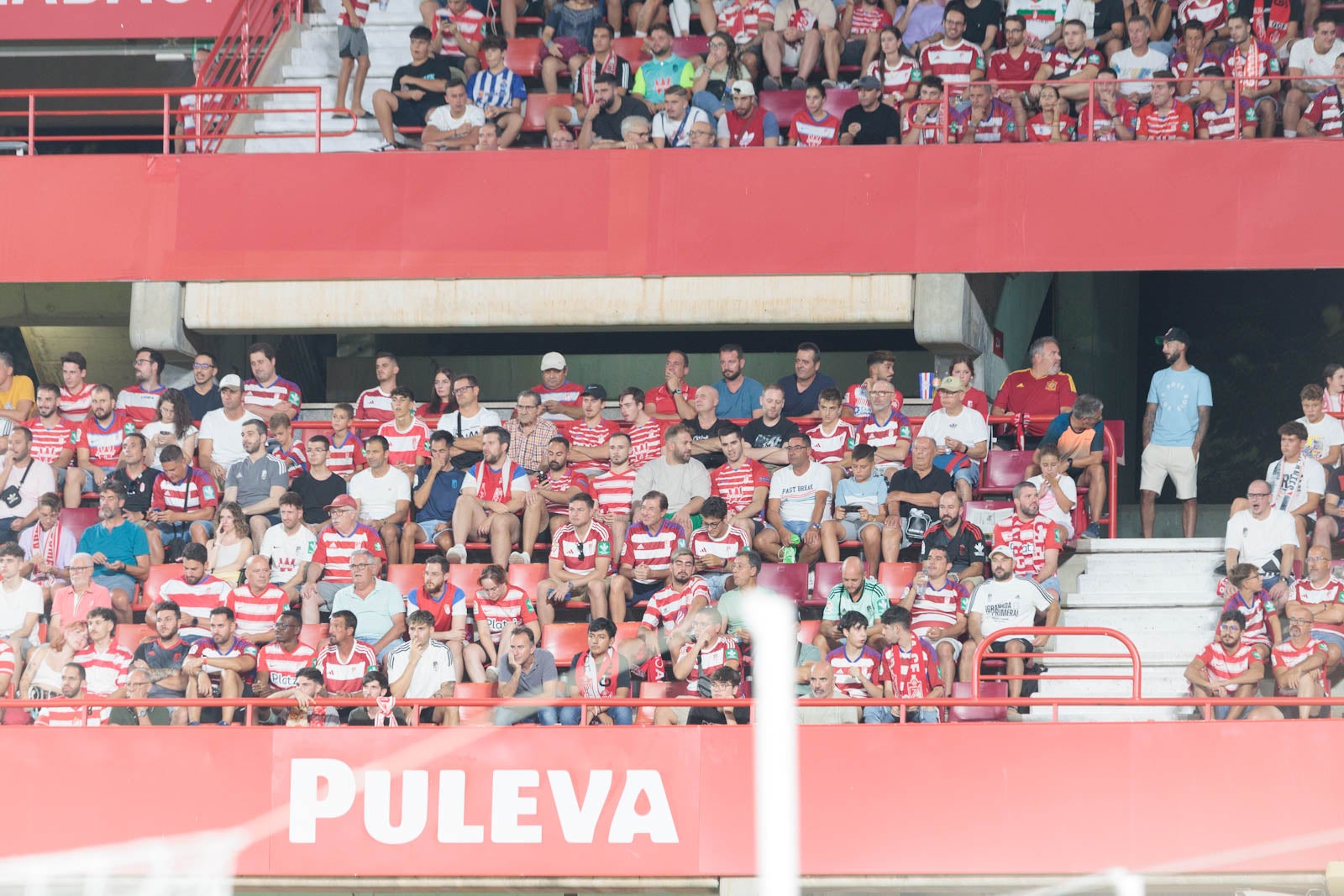 Encuéntrate en la grada durante el Granada-Rayo