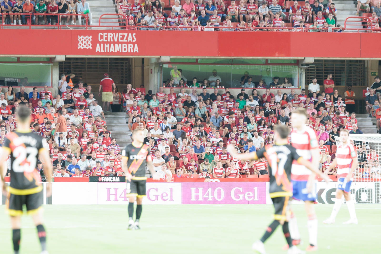 Encuéntrate en la grada durante el Granada-Rayo