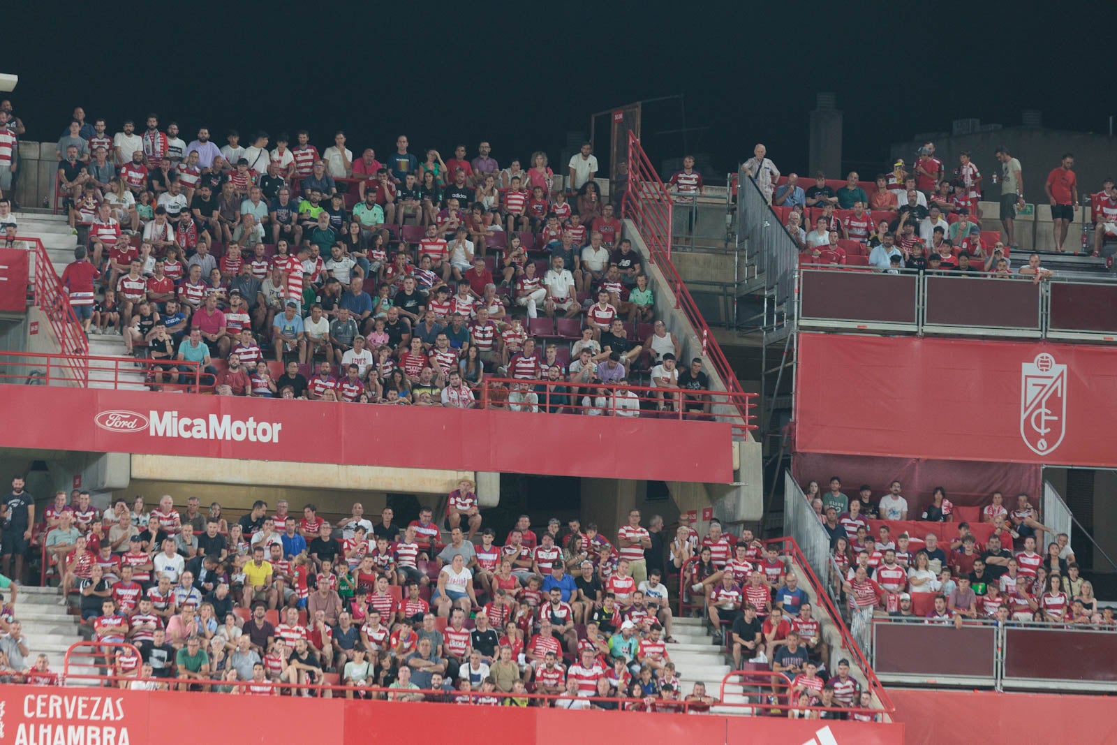Encuéntrate en la grada durante el Granada-Rayo