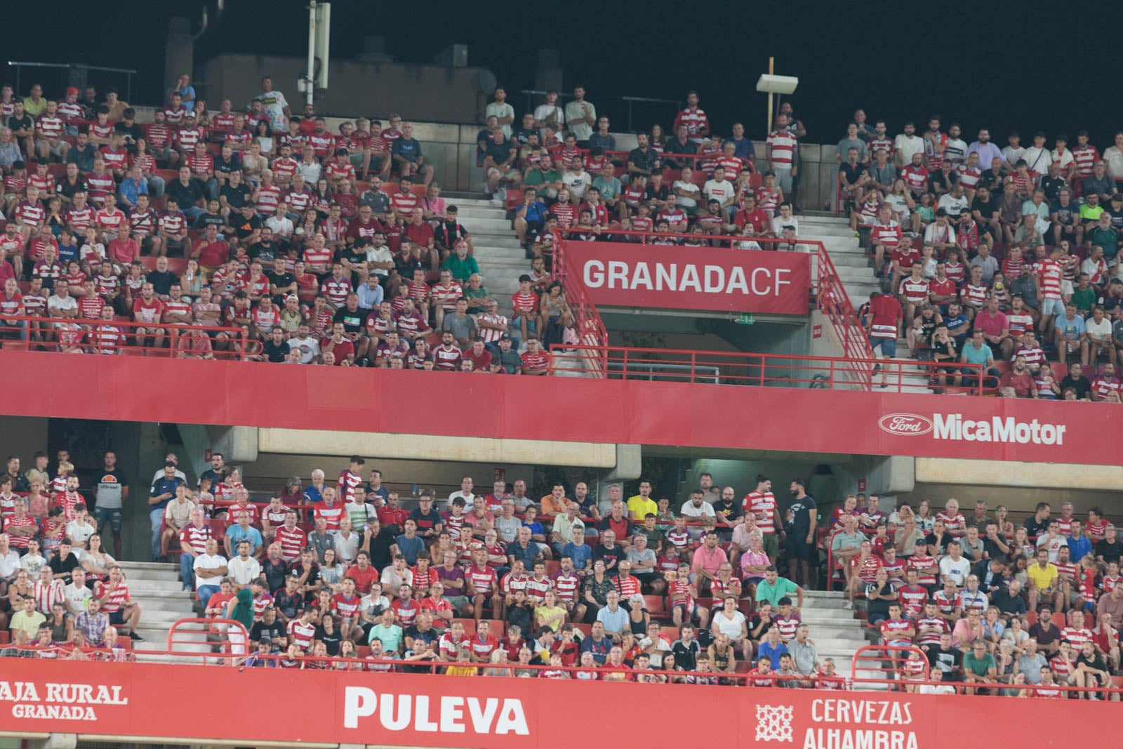 Encuéntrate en la grada durante el Granada-Rayo