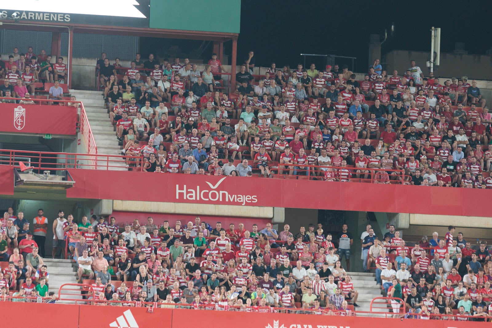 Encuéntrate en la grada durante el Granada-Rayo