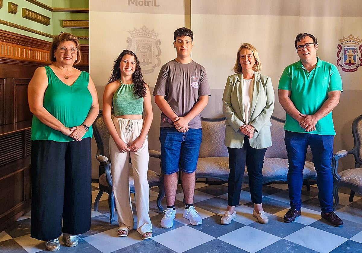 La alcaldesa de Motril, Luisa García Chamorro y los tres estudiantes becados.