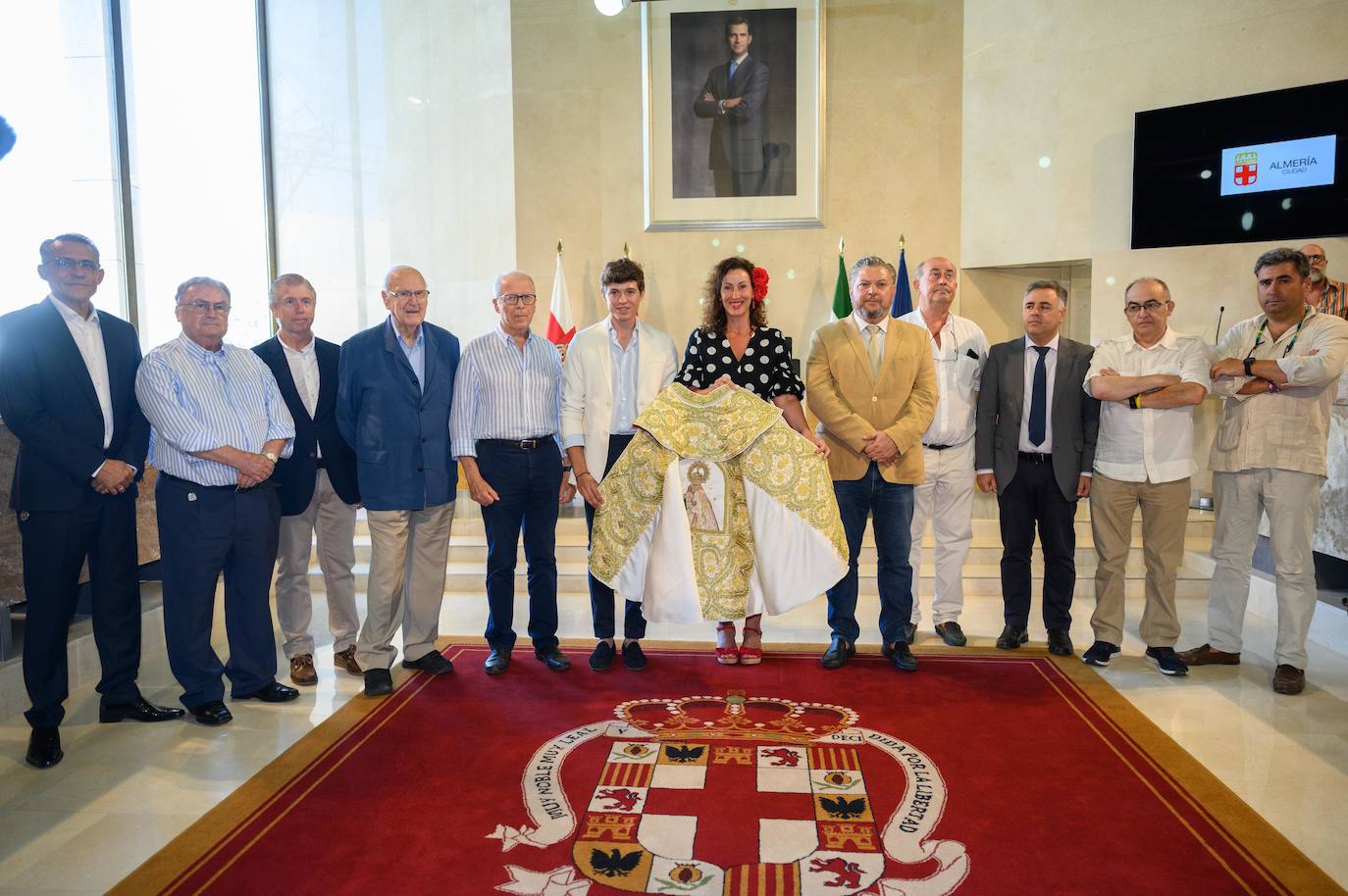 Jorge Martínez con María del Mar Vázquez y los miembros del jurado.