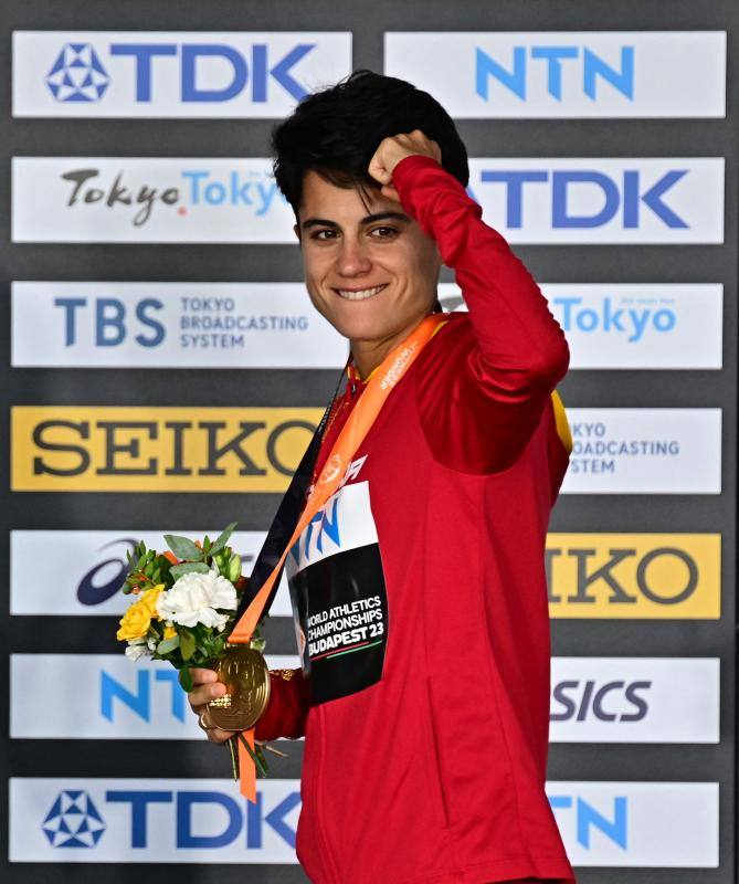 María Pérez, con gesto triunfal en el podio.