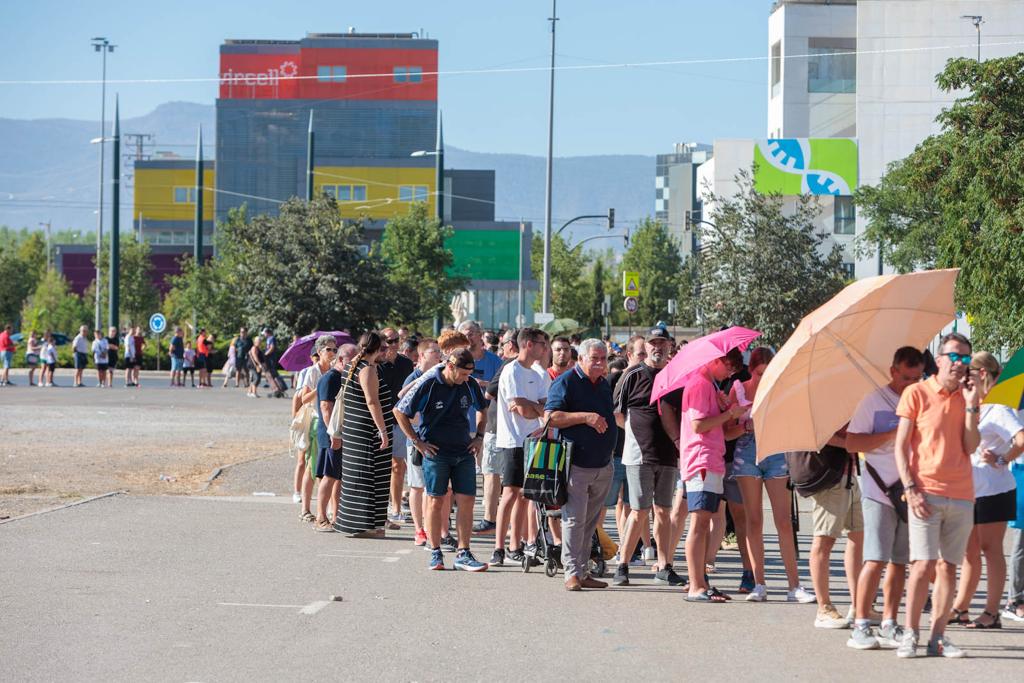 Las imágenes de la cola de la afición del Granada para el partido de España