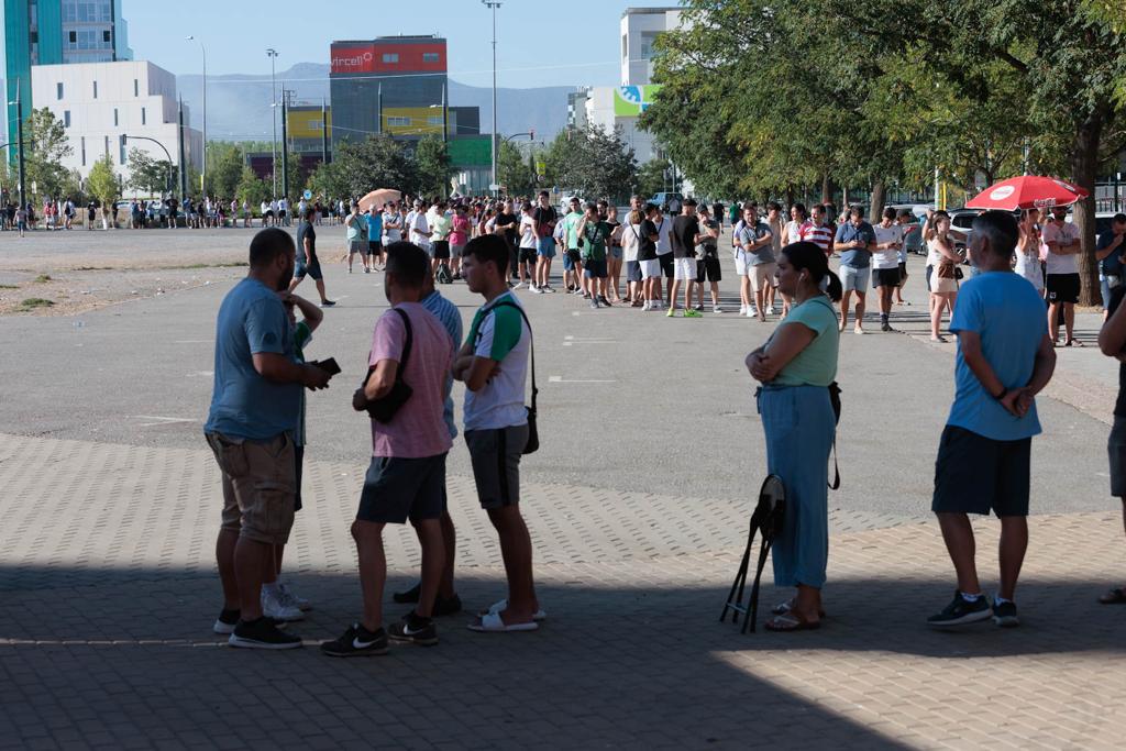 Las imágenes de la cola de la afición del Granada para el partido de España