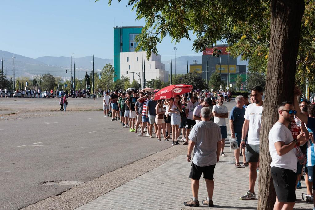 Las imágenes de la cola de la afición del Granada para el partido de España