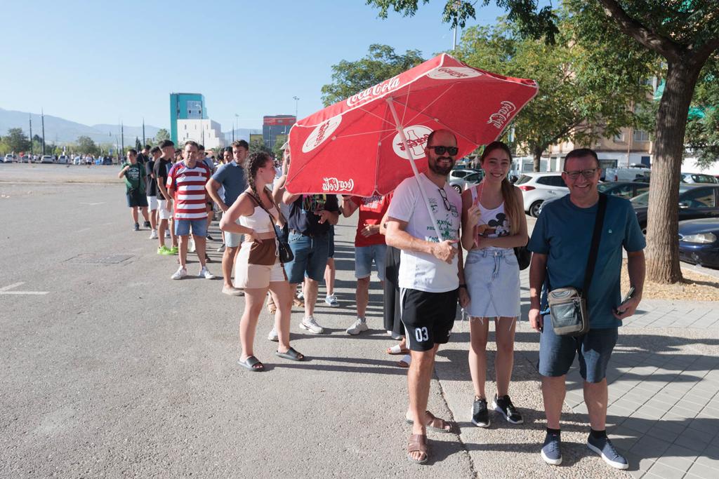 Las imágenes de la cola de la afición del Granada para el partido de España
