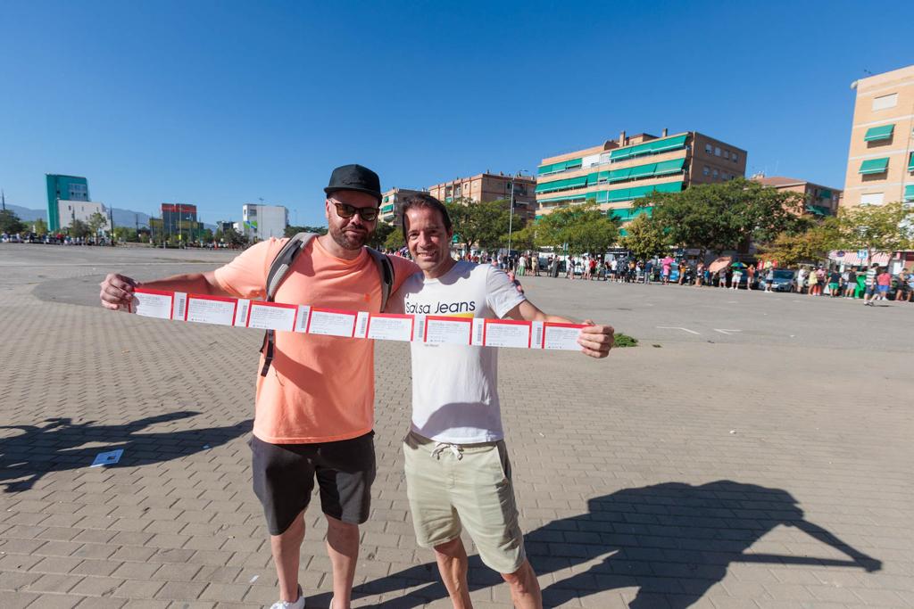 Las imágenes de la cola de la afición del Granada para el partido de España