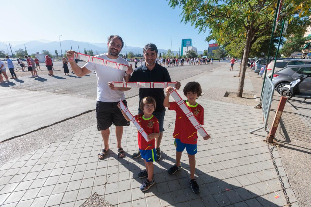 Las imágenes de la cola de la afición del Granada para el partido de España