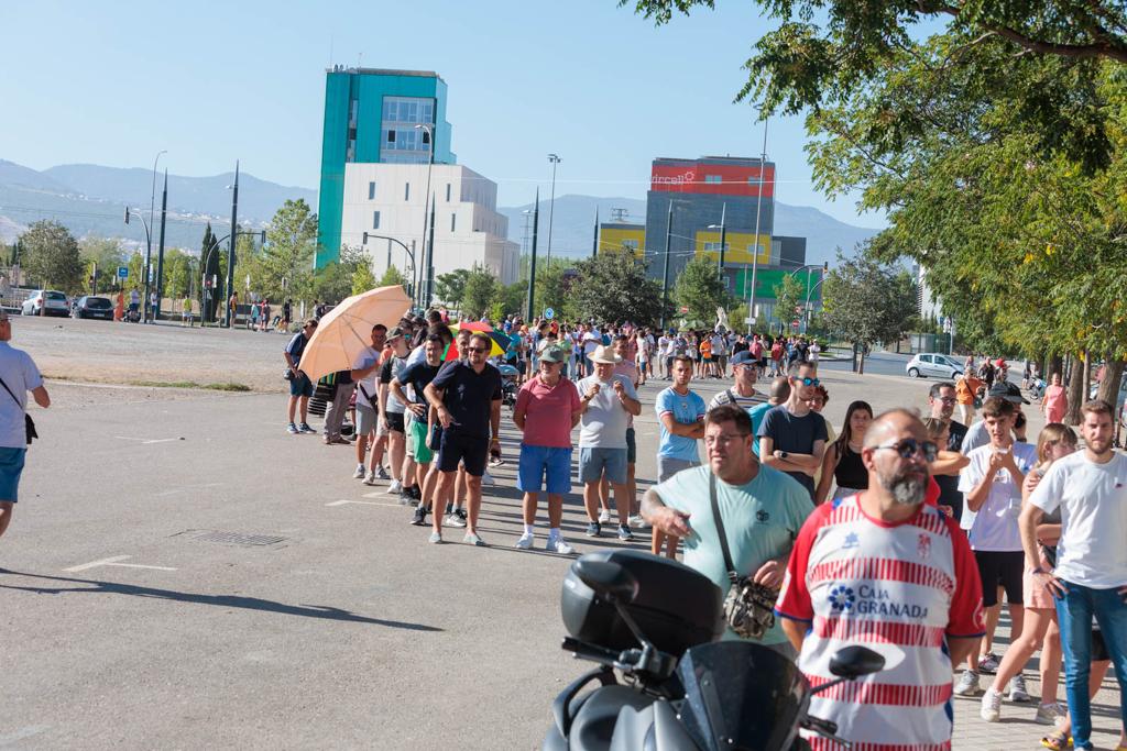 Las imágenes de la cola de la afición del Granada para el partido de España