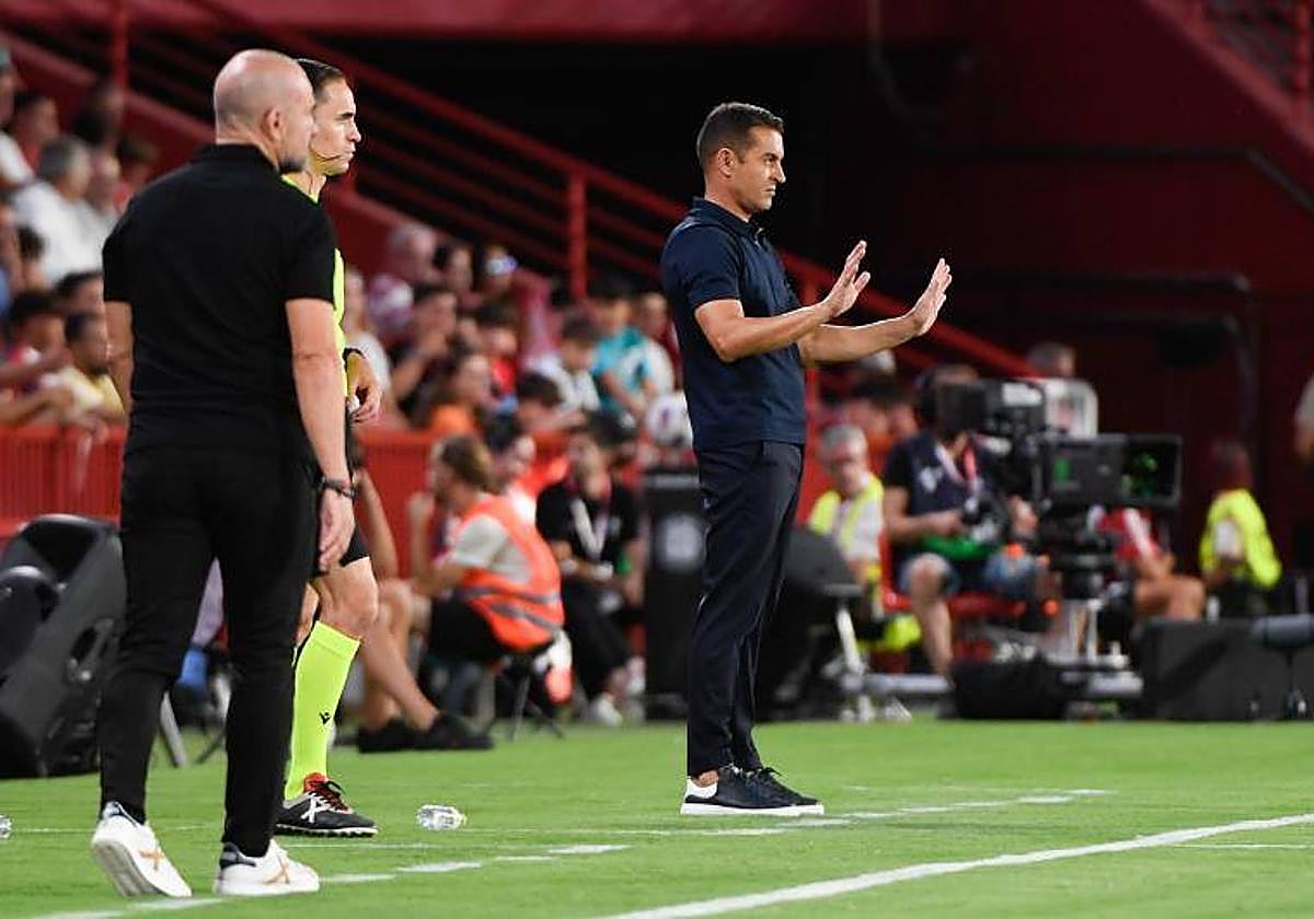 Francisco da indicaciones a sus futbolistas durante el partido.
