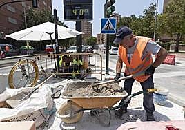 Trabajadores de la construcción, en la calle, sometidos a altas temperaturas.