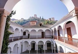 En la primera planta de la Casa de Castril se puede disfrutar de unas espectaculares vistas a la Alhambra.