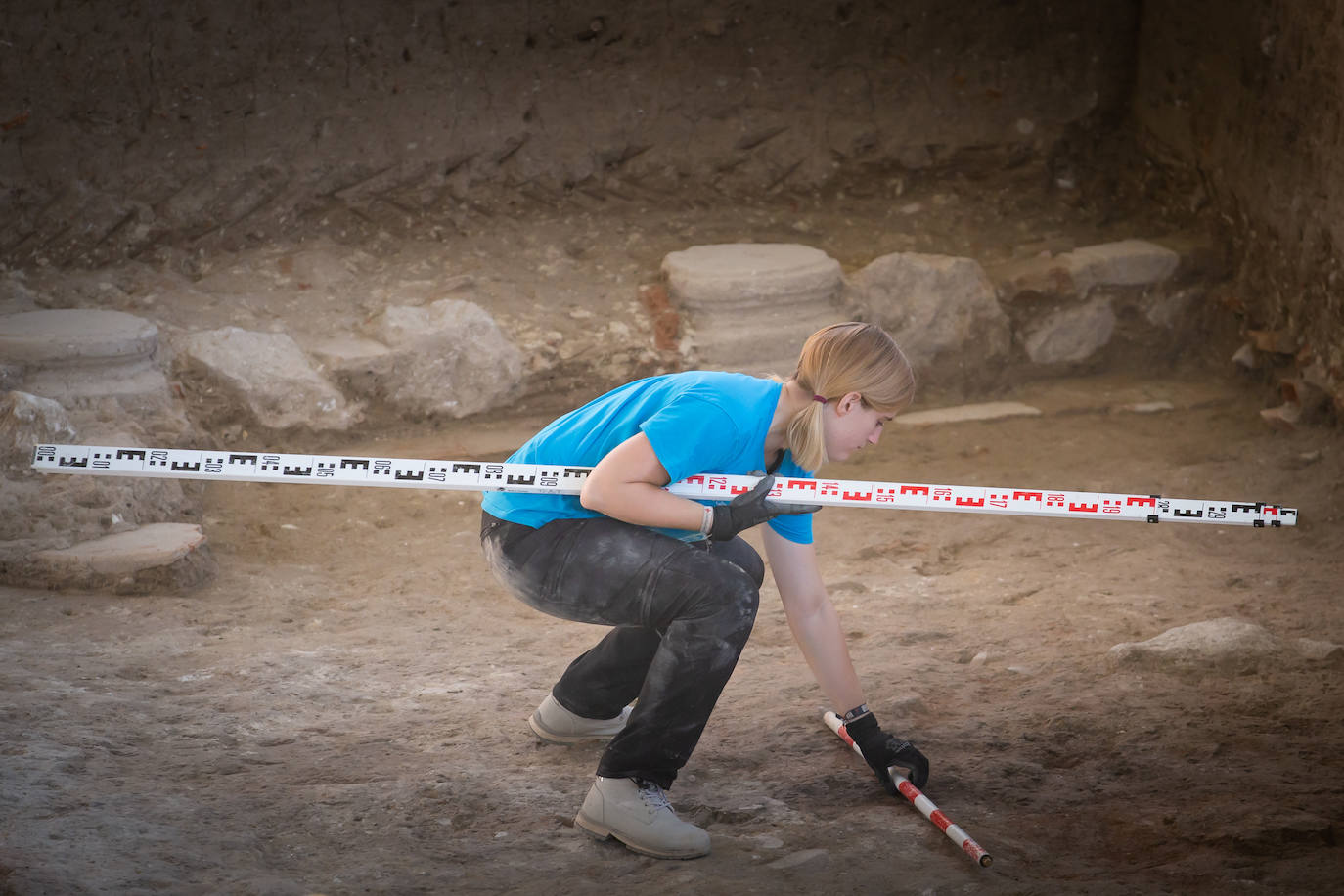 Imagen principal - Voluntarios trabajando en la excavación. 