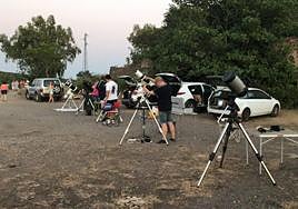 Preparación de la actividad de observación celebrada por la Asociación Linarense de Astronomía Curiosity en El Centenillo el pasado día 5 de agosto.
