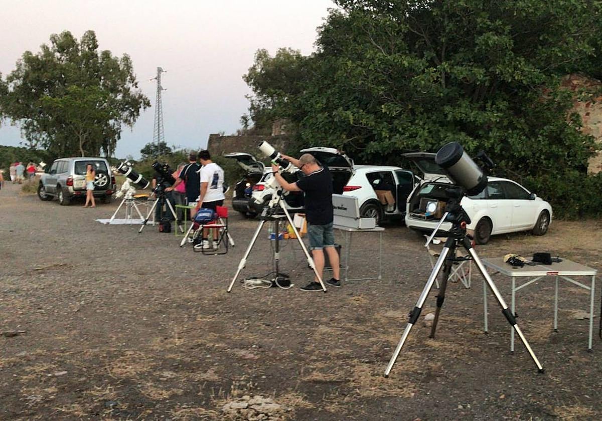 Preparación de la actividad de observación celebrada por la Asociación Linarense de Astronomía Curiosity en El Centenillo el pasado día 5 de agosto.