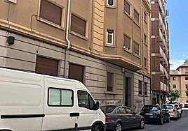 Edificio que se derribará para dar paso al nuevo residencial del Grupo GS en la calle Maestro Falla.