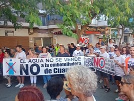 Manifestación ayer en Dúrcal contra la embotelladora de agua de Villamena.