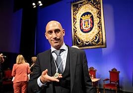 Rubiales con la medalla de su ciudad.