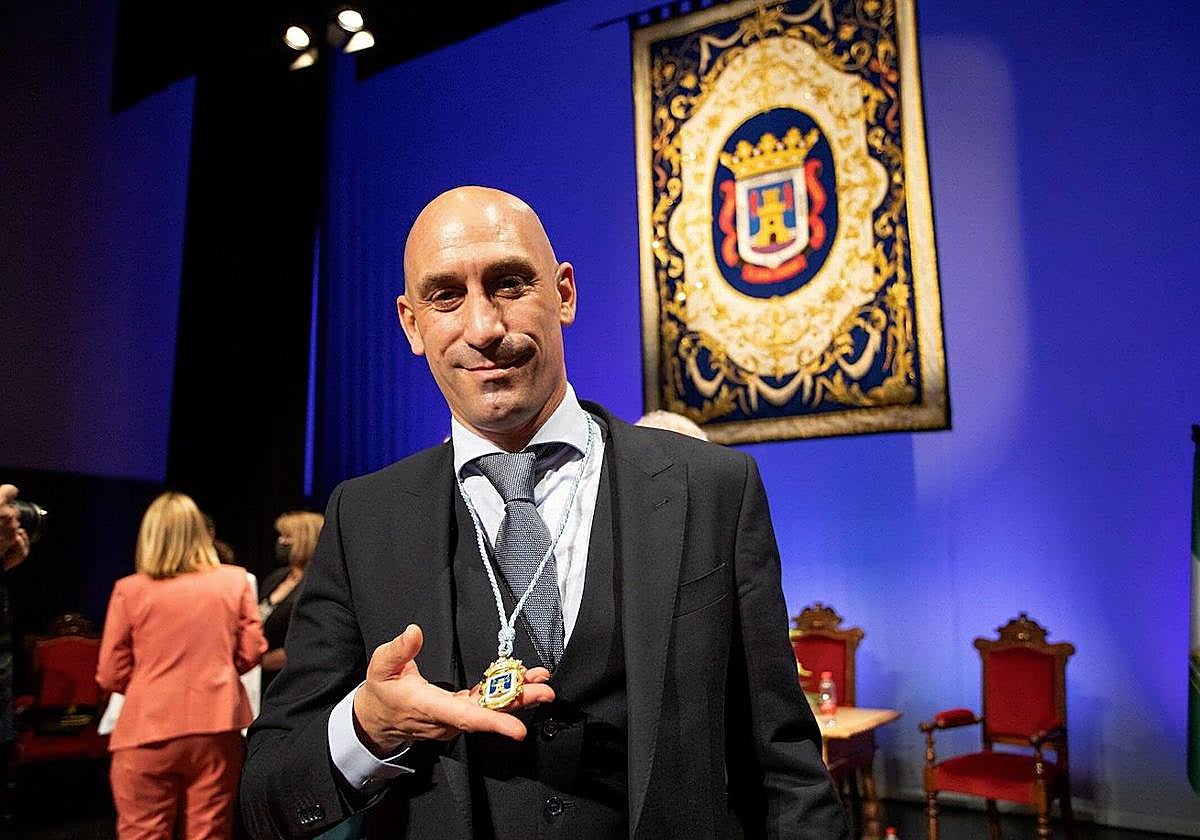 Rubiales con la medalla de su ciudad.