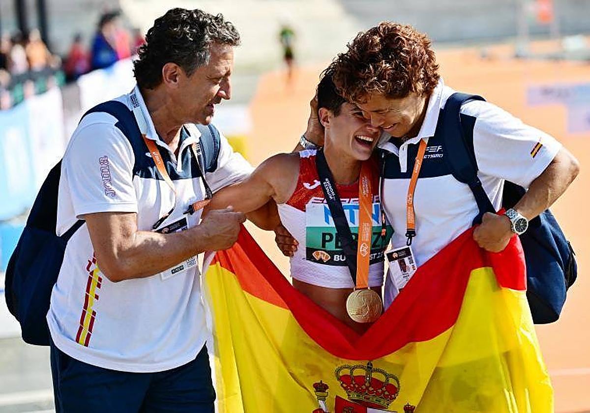 María Pérez celebra su gesta junto a los médicos de la Federación, que la ayudaron a recuperarse para la prueba.