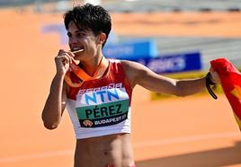 María Pérez muerde su segunda medalle de oro.