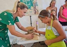 El taller familiar de alfarería es un éxito en Feria.