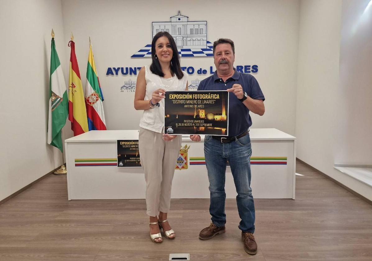 Susana Ferrer y Antonio del Arco presentan el cartel de la exposición.