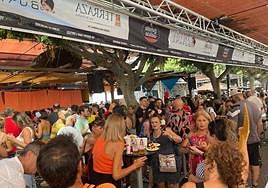 Decenas de almerienses salieron sobre las cuatro de la tarde a disfrutar de la Feria del Mediodía esquivando el calor mañanero.