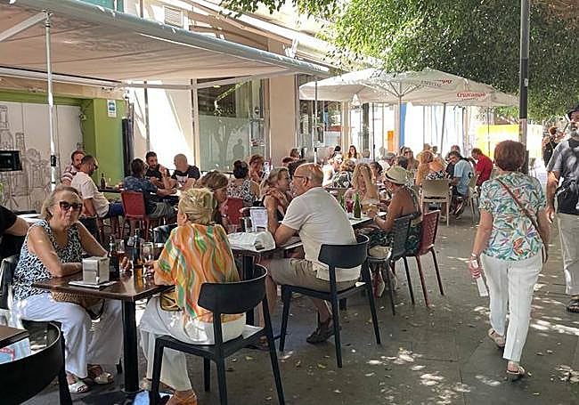 Las terrazas e interiores de los bares, llenos por almerienses y turistas que se resguardaban del calor.