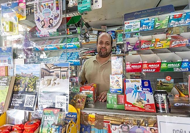 Emilio, quiosquero en la plaza Mariana Pineda.