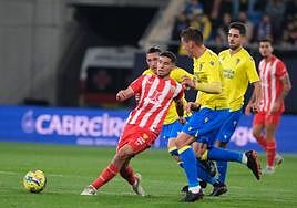 Robertone y Lucas Alcaraz en el último partido entre cadistas y rojiblancos en Cádiz.
