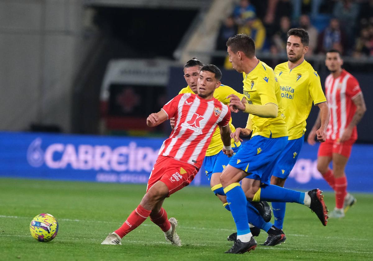 Robertone y Lucas Alcaraz en el último partido entre cadistas y rojiblancos en Cádiz.