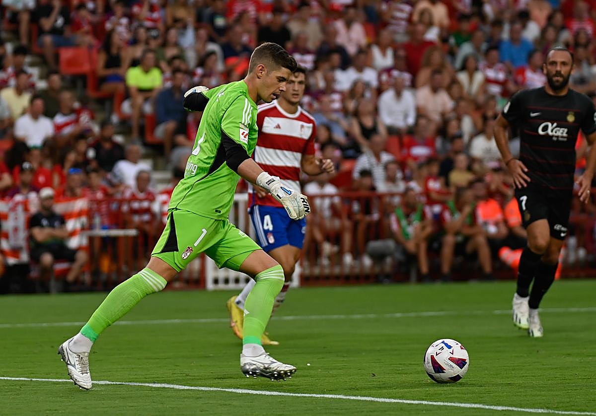 Raúl Fernández lanza un balón en largo.