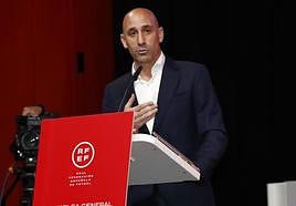 El presidente de la Federación Española de Fútbol durante su discurso en la asamblea.