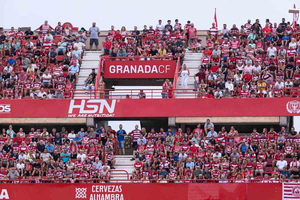 Encuéntrate en la grada durante el Granada-Mallorca