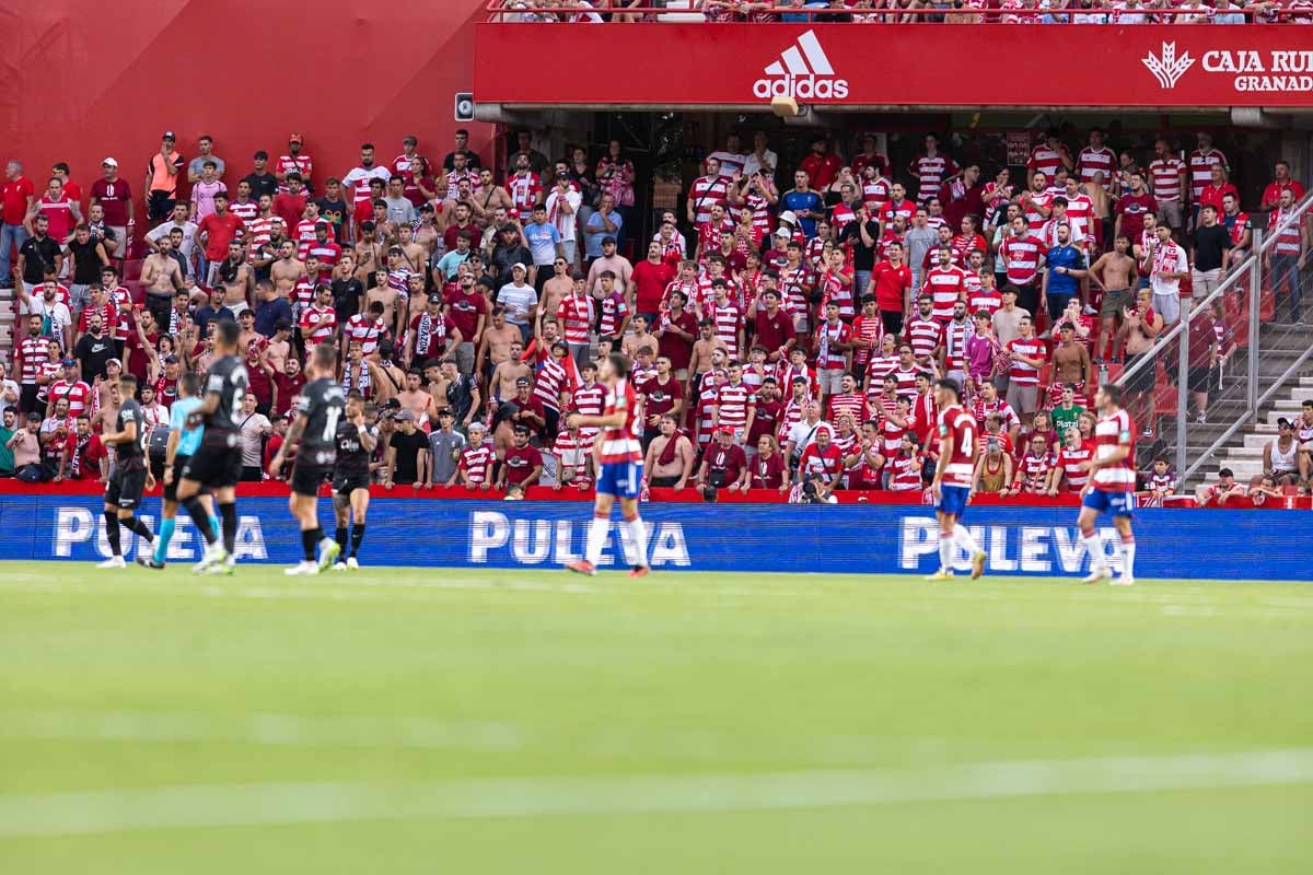 Encuéntrate en la grada durante el Granada-Mallorca