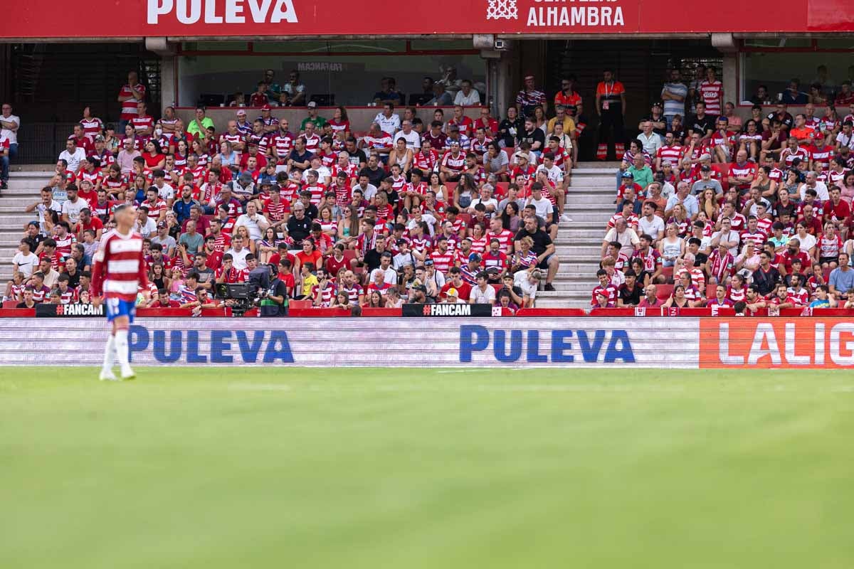 Encuéntrate en la grada durante el Granada-Mallorca