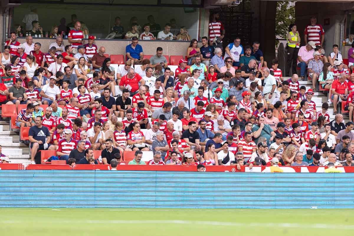 Encuéntrate en la grada durante el Granada-Mallorca