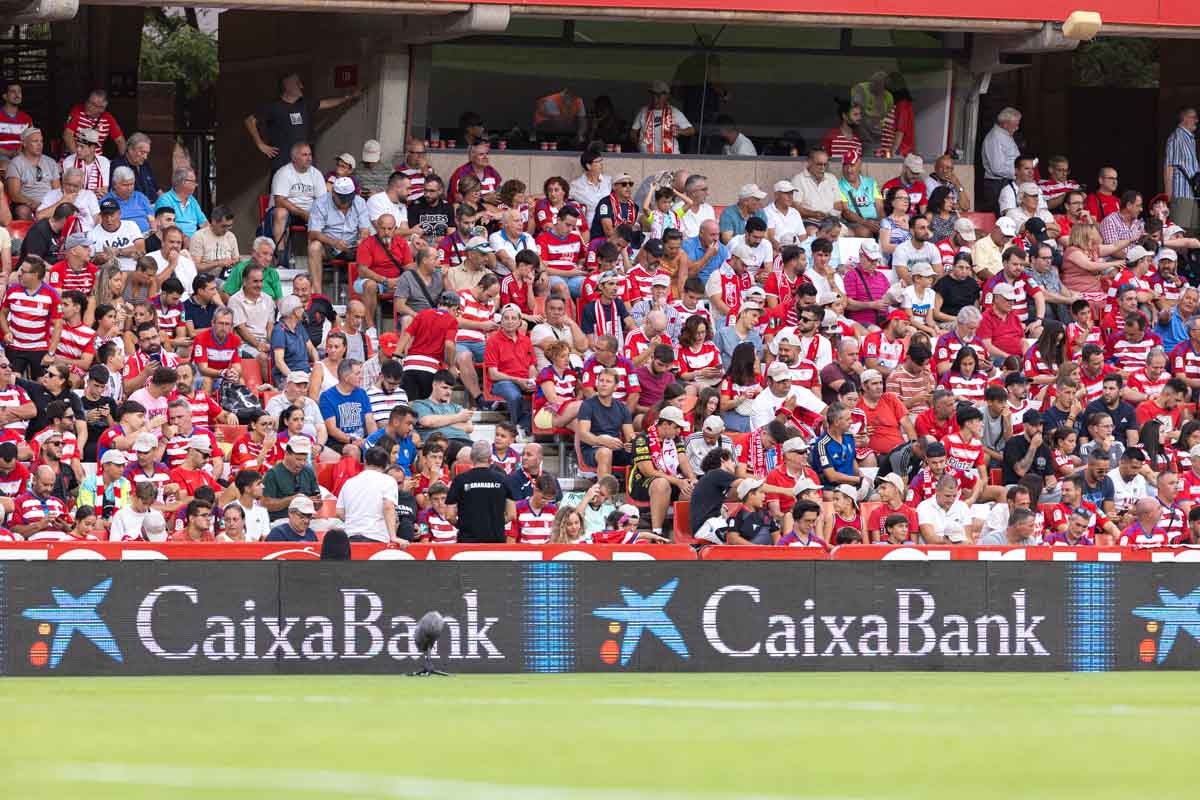 Encuéntrate en la grada durante el Granada-Mallorca