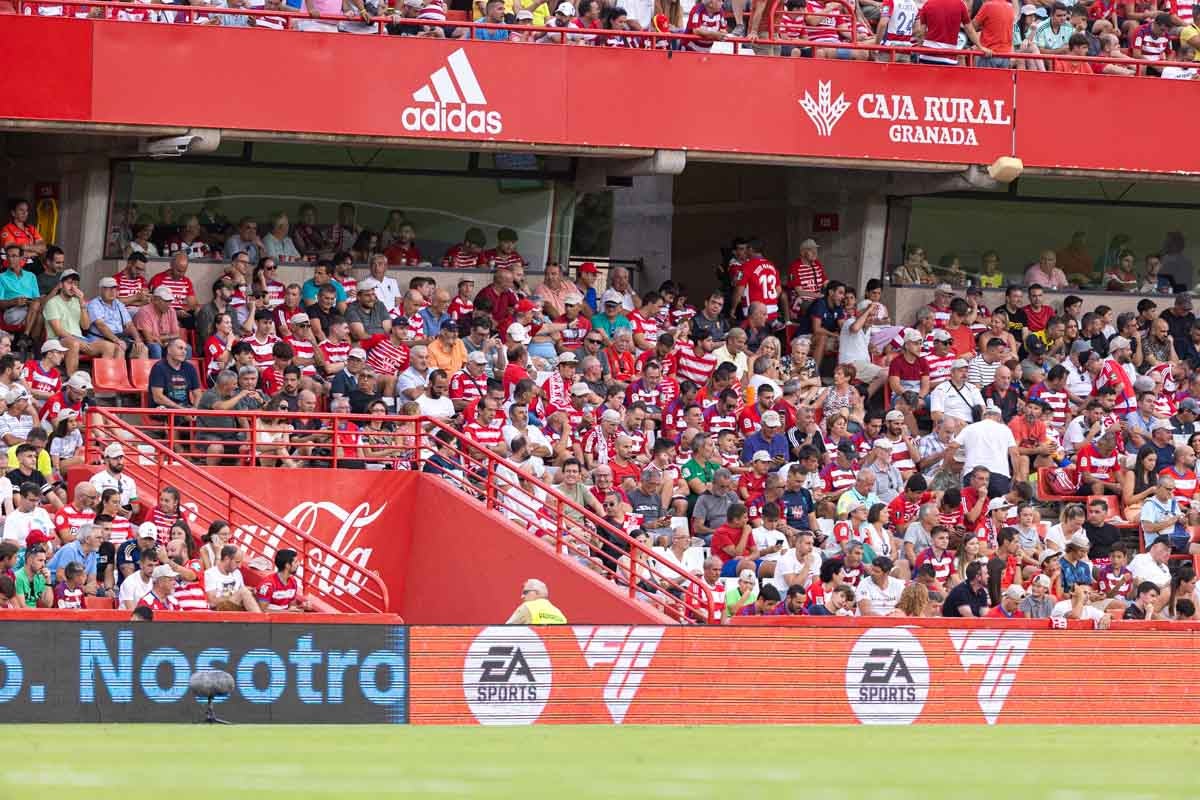 Encuéntrate en la grada durante el Granada-Mallorca