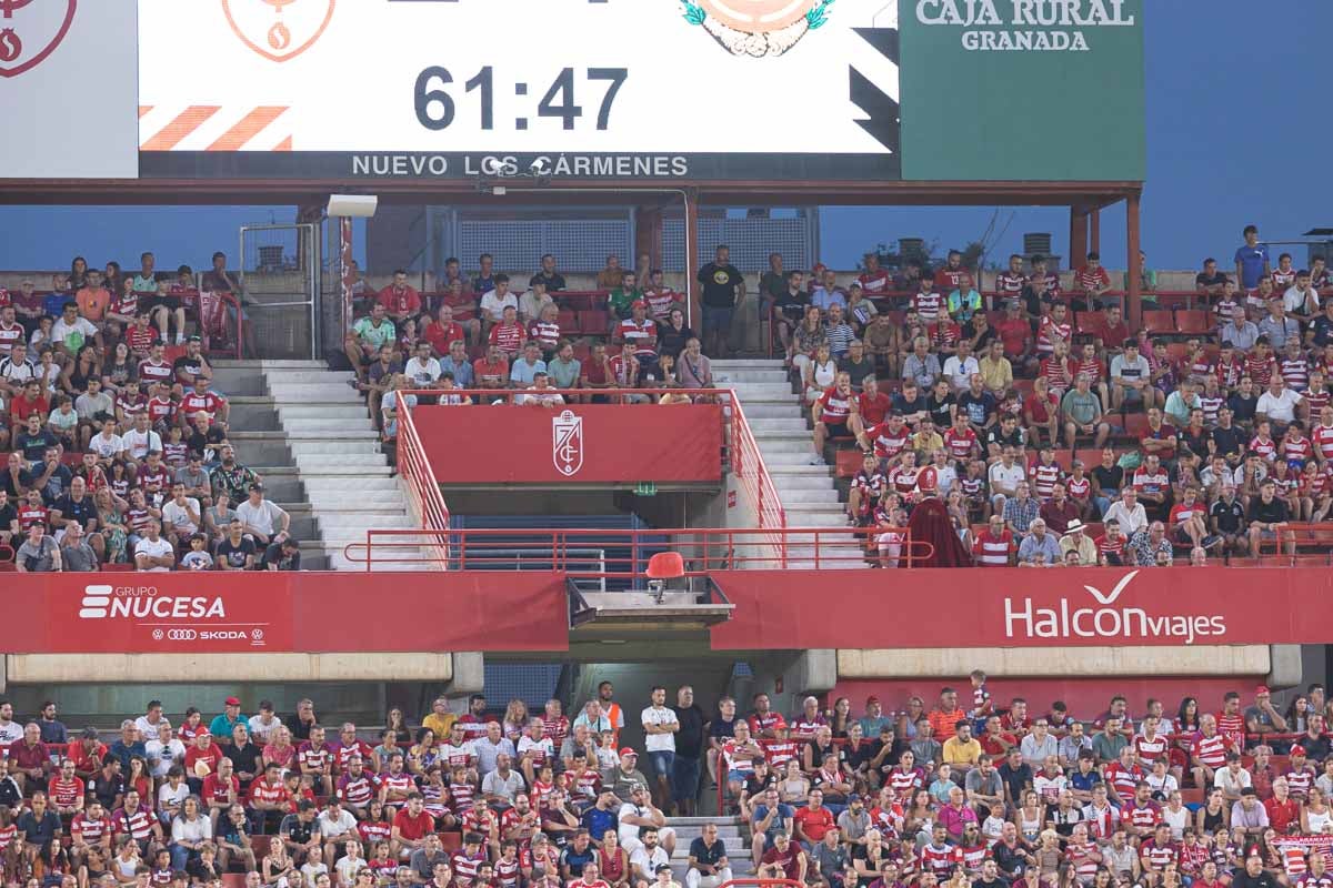 Encuéntrate en la grada durante el Granada-Mallorca