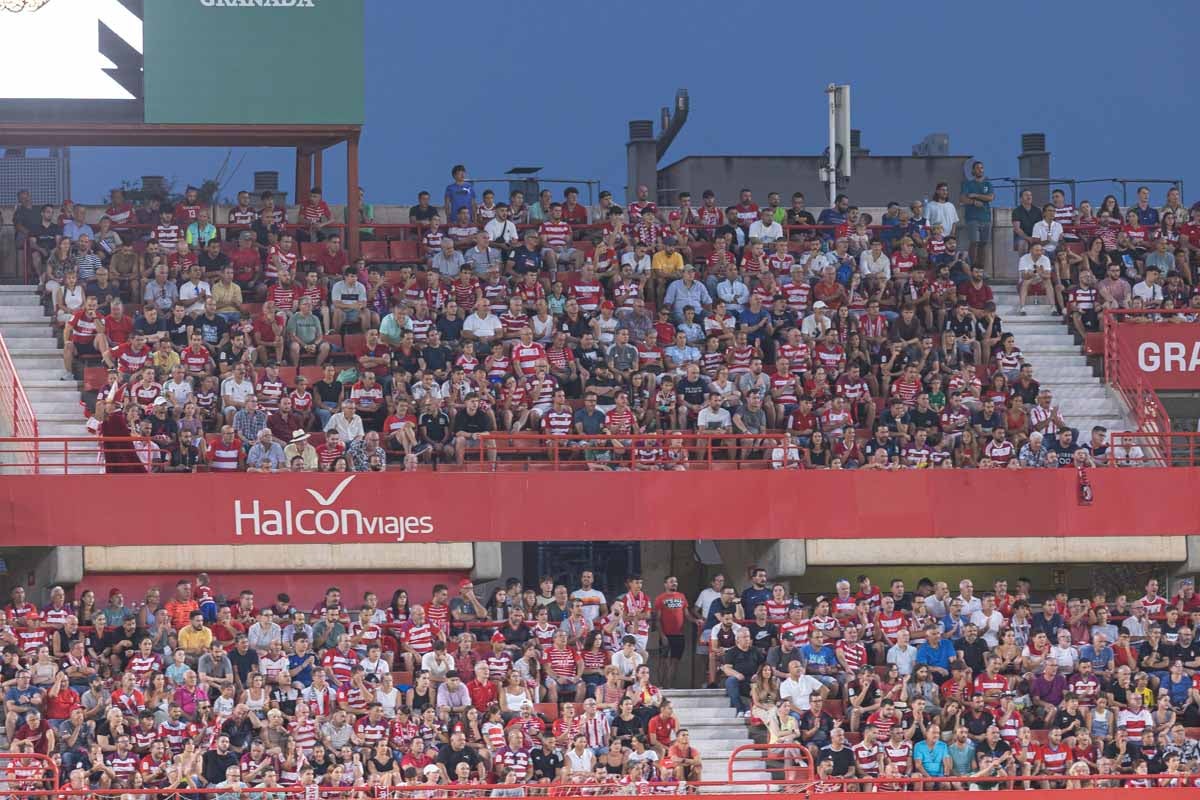 Encuéntrate en la grada durante el Granada-Mallorca
