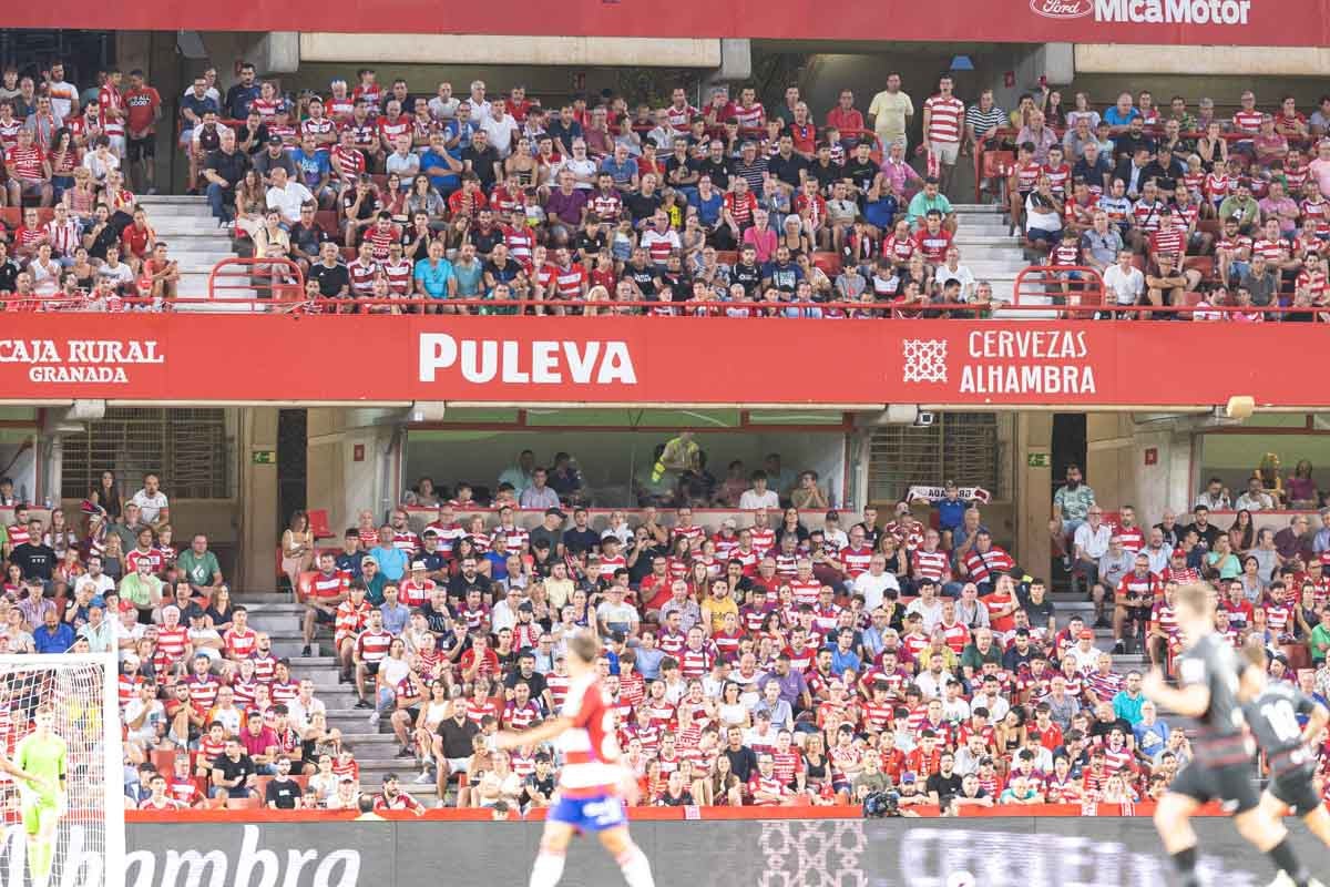 Encuéntrate en la grada durante el Granada-Mallorca