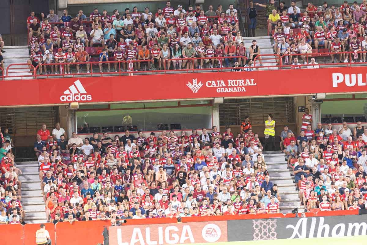 Encuéntrate en la grada durante el Granada-Mallorca