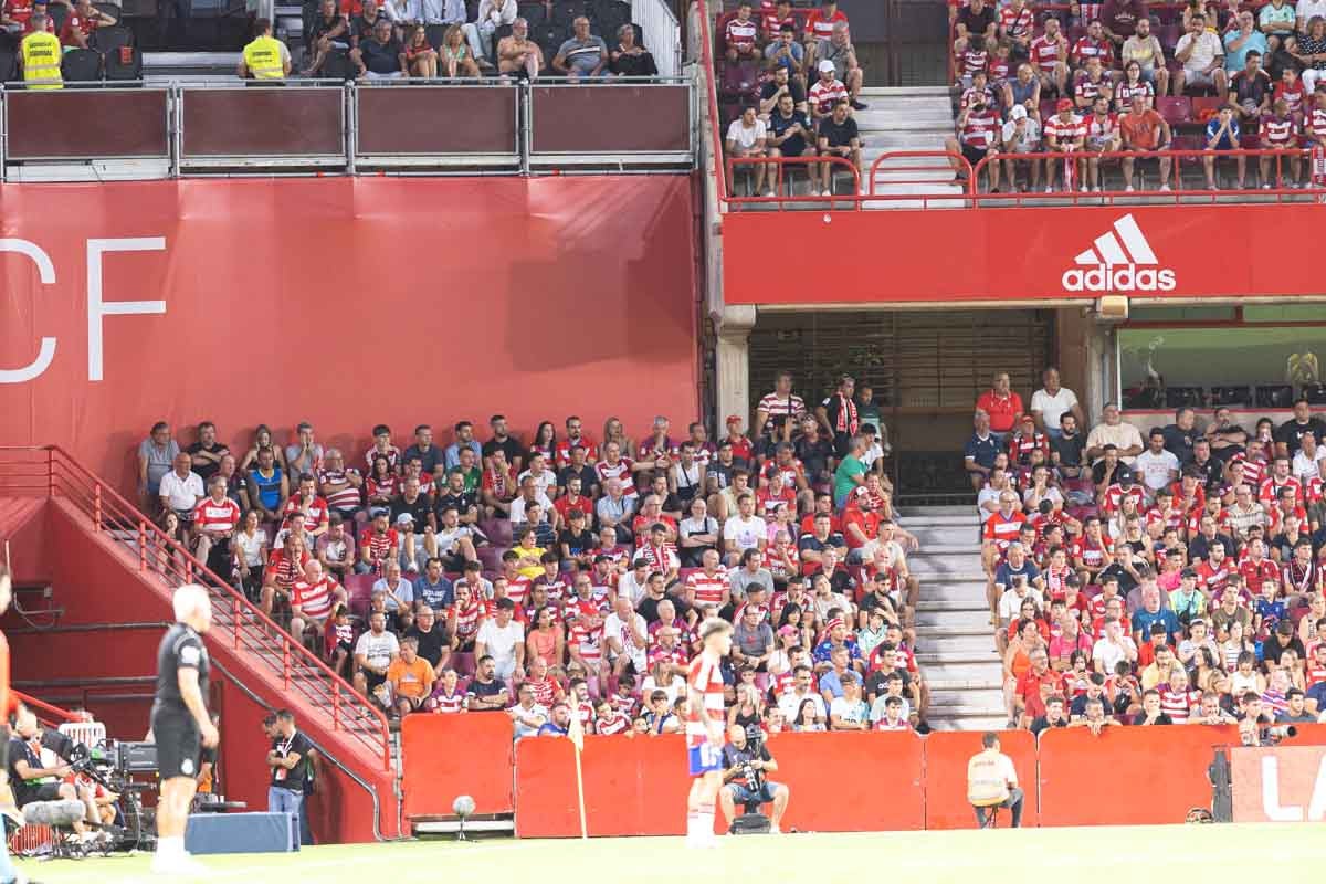 Encuéntrate en la grada durante el Granada-Mallorca