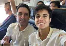 Jacinto Garzón y María Pérez, en el avión de vuelta desde Budapest.